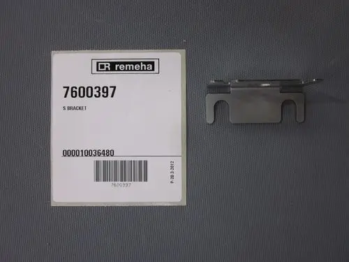 Grau bemaltes S-Bracket von Remeha auf grauer Oberfläche, neben Produktetikett mit Artikelnummer und Barcode.